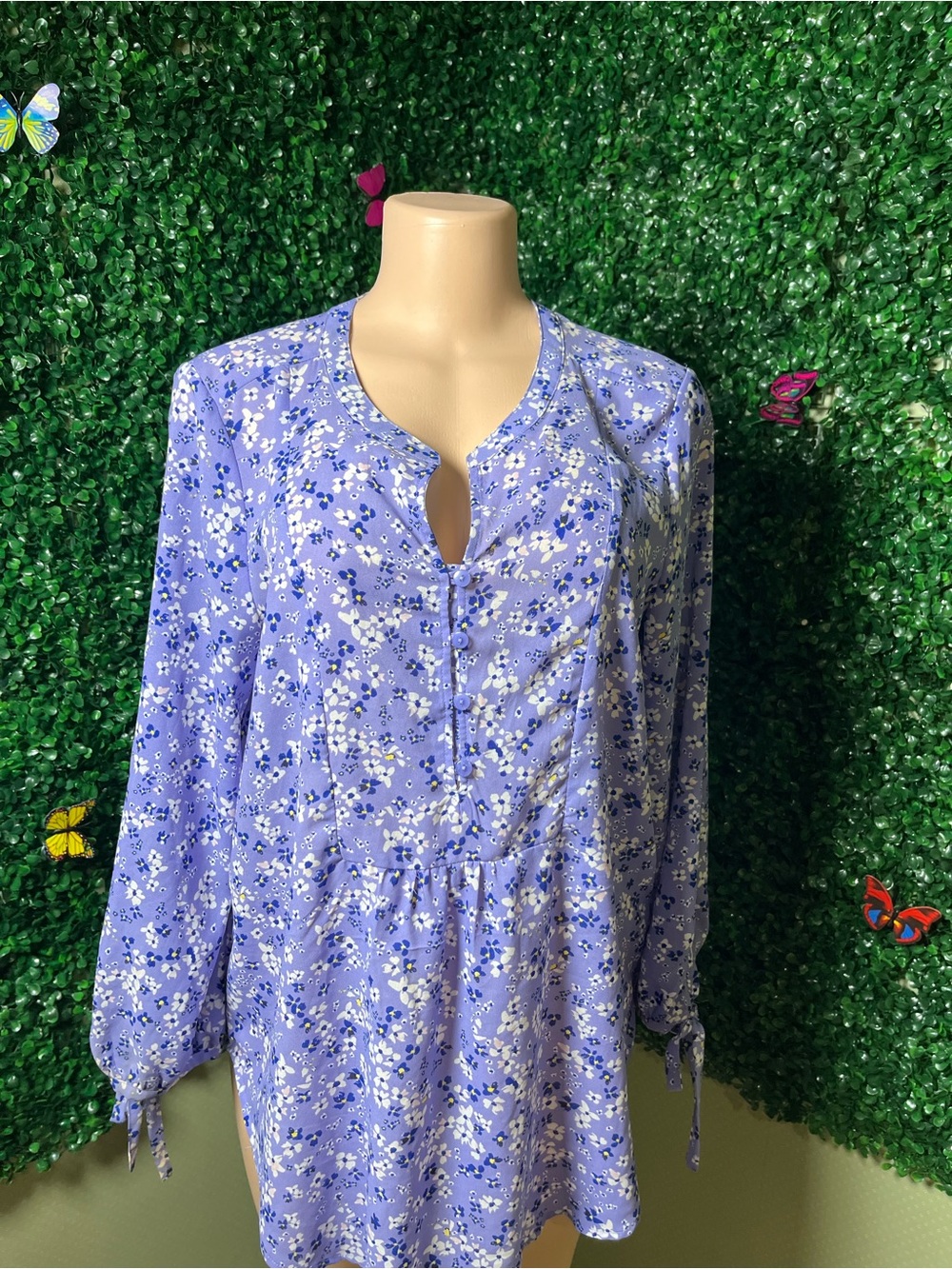 Liz Claiborne Lavender Floral Keyhole Button Tunic
